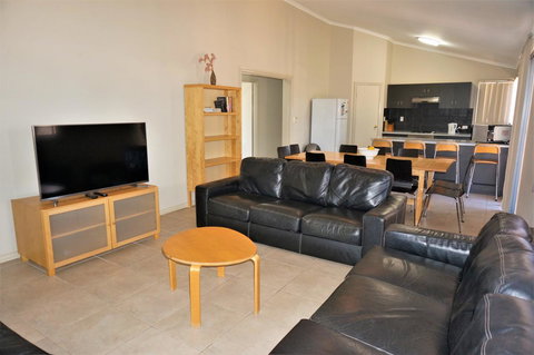 9 Krait Street - Perfect For Large Groups Or Families Alike - Food Delivery Shop 2