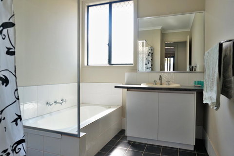 9 Krait Street - Perfect For Large Groups Or Families Alike - Food Delivery Shop 11