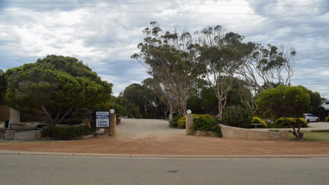 Hopetoun Motel & Chalet Village - Food Delivery Shop 12