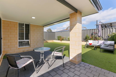 Perth Comfy Stays - Food Delivery Shop 11
