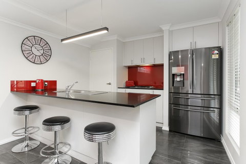 Perth Comfy Stays - Food Delivery Shop 18