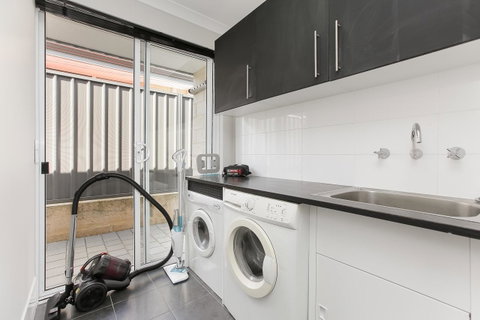 Perth Comfy Stays - Food Delivery Shop 24