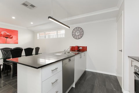 Perth Comfy Stays - Food Delivery Shop 14