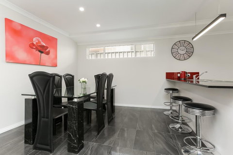 Perth Comfy Stays - Food Delivery Shop 20