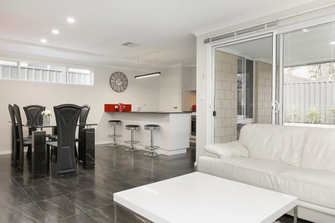 Perth Comfy Stays - Food Delivery Shop 23