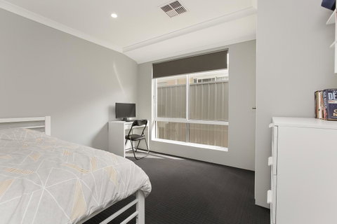 Perth Comfy Stays - Food Delivery Shop 35