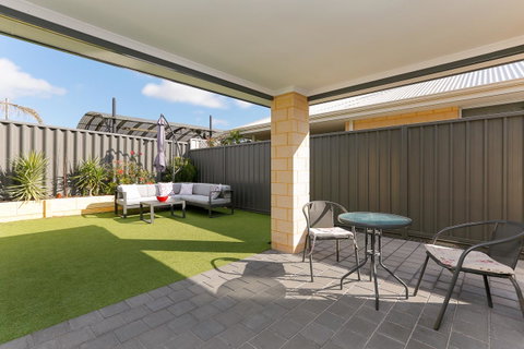 Perth Comfy Stays - Food Delivery Shop 12