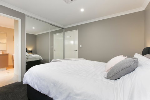 Perth Comfy Stays - Food Delivery Shop 25
