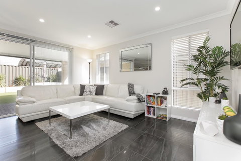 Perth Comfy Stays - Food Delivery Shop 2