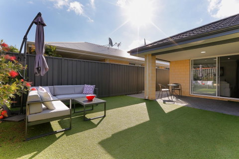 Perth Comfy Stays - Food Delivery Shop 9