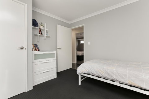 Perth Comfy Stays - Food Delivery Shop 33