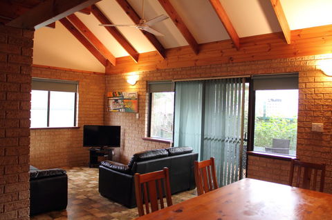 Kestrel Chalets - Food Delivery Shop 8