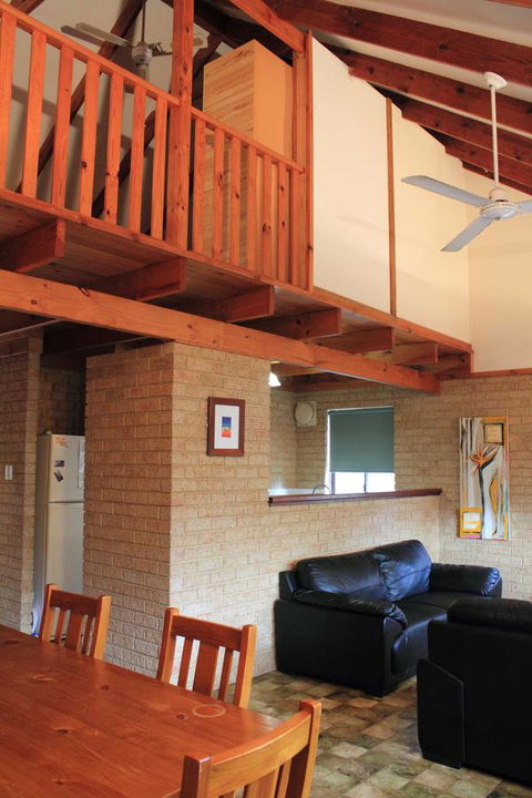 Kestrel Chalets - Food Delivery Shop 16