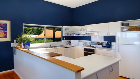 Tru Blu - Enjoy Sweeping 180 Degree Views Of Gracetown In This Modern Family Beach House - Food Delivery Shop 9