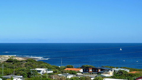 Tru Blu - Enjoy Sweeping 180 Degree Views Of Gracetown In This Modern Family Beach House - Food Delivery Shop 6