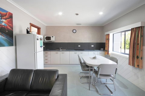 Georges Bay Apartments - Food Delivery Shop 38