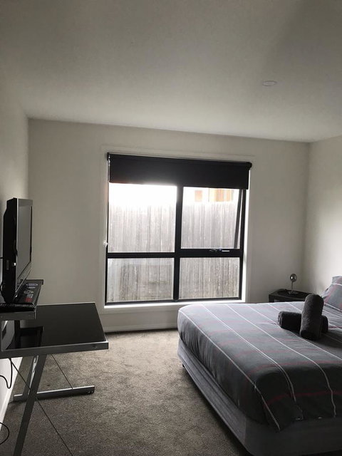 Georges Bay Apartments - Food Delivery Shop 7
