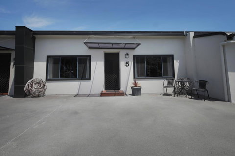 Georges Bay Apartments - Food Delivery Shop 31