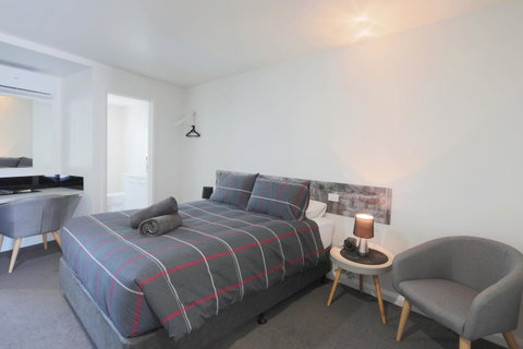 Georges Bay Apartments - Food Delivery Shop 22
