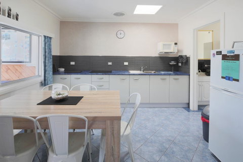 Georges Bay Apartments - Food Delivery Shop 36