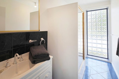 Georges Bay Apartments - Food Delivery Shop 30