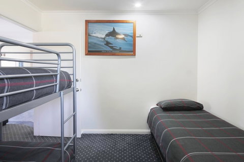 Georges Bay Apartments - Food Delivery Shop 33