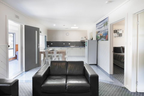 Georges Bay Apartments - Food Delivery Shop 34