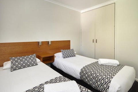 Elphin Serviced Apartments - Food Delivery Shop 24