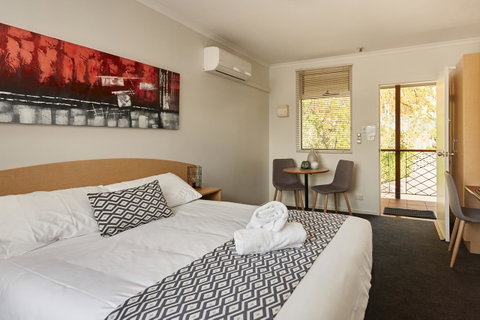 Elphin Serviced Apartments - Food Delivery Shop 22