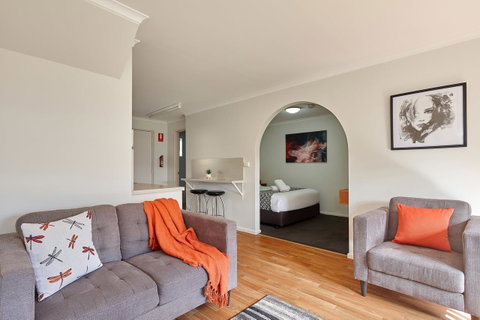 Elphin Serviced Apartments - Food Delivery Shop 11