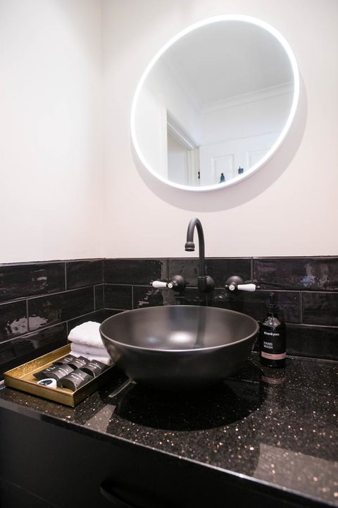 Battery Point Boutique Accommodation - Food Delivery Shop 23
