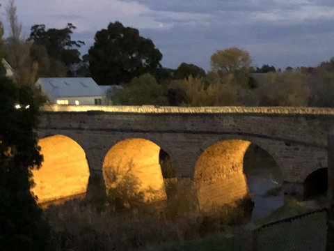 Richmond Bridge Accommodation â€œTwo The Bridgeâ€ - Food Delivery Shop 31