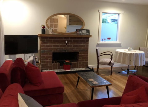 Richmond Bridge Accommodation â€œTwo The Bridgeâ€ - Food Delivery Shop 5