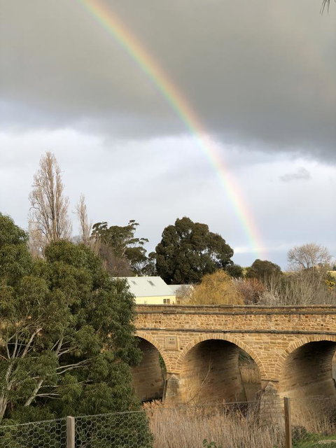 Richmond Bridge Accommodation â€œTwo The Bridgeâ€ - Food Delivery Shop 0