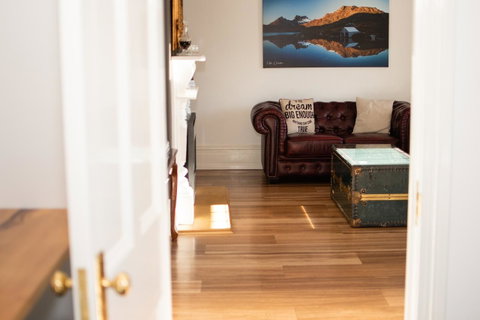 Sanctum Boutique Apartments - Food Delivery Shop 34