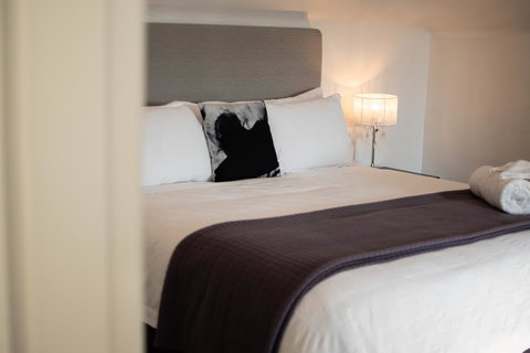 Sanctum Boutique Apartments - Food Delivery Shop 42