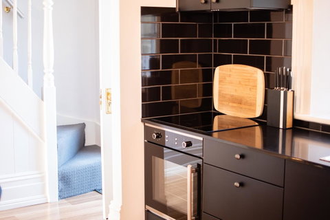 Sanctum Boutique Apartments - Food Delivery Shop 26
