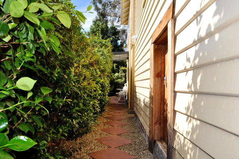 Belton Apartments-Hedge Cottage - Food Delivery Shop 5