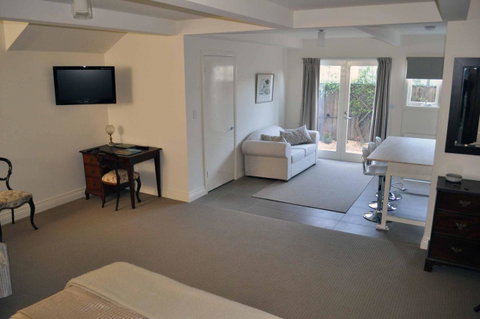 Belton Apartments-Hedge Cottage - Food Delivery Shop 31