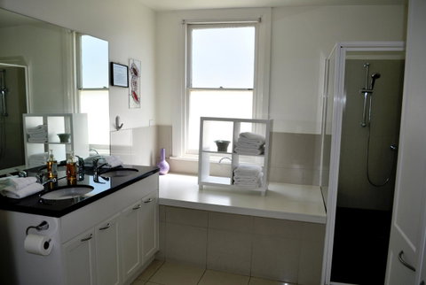 Belton Apartments-Hedge Cottage - Food Delivery Shop 14