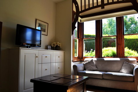 Belton Apartments-Hedge Cottage - Food Delivery Shop 20