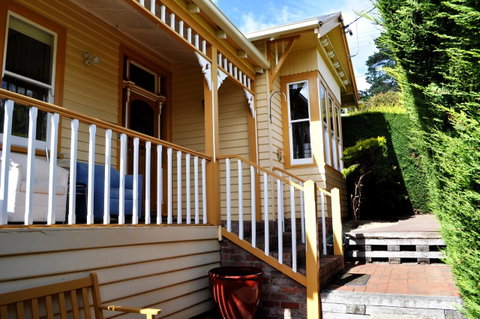 Belton Apartments-Hedge Cottage - Food Delivery Shop 3
