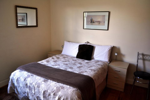 Belton Apartments-Hedge Cottage - Food Delivery Shop 11