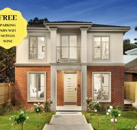 NEW Inner Melb Luxury Modern Grand Holiday House - Great Location Wifi Parking - Food Delivery Shop