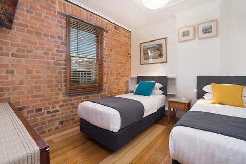 Newcastle Short Stay Apartments - 9 Alfred Street - Food Delivery Shop 1