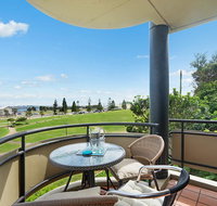 Newcastle Short Stay Apartments - Flagstaff Apartment - Food Delivery Shop