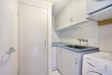Newcastle Short Stay Apartments - Sandbar Newcastle Beach - Food Delivery Shop 1