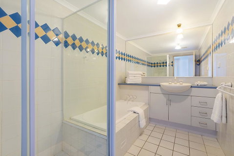 Newcastle Short Stay Apartments - Sandbar Newcastle Beach - Food Delivery Shop 3