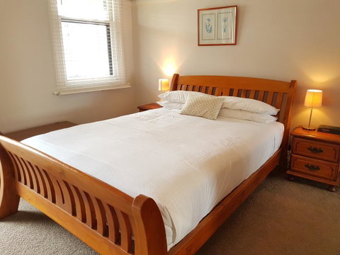 Newcastle Short Stay Apartments - Vista Apartment - Food Delivery Shop 1