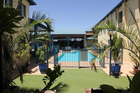 Ningaloo Coral Bay Backpackers - Food Delivery Shop 2